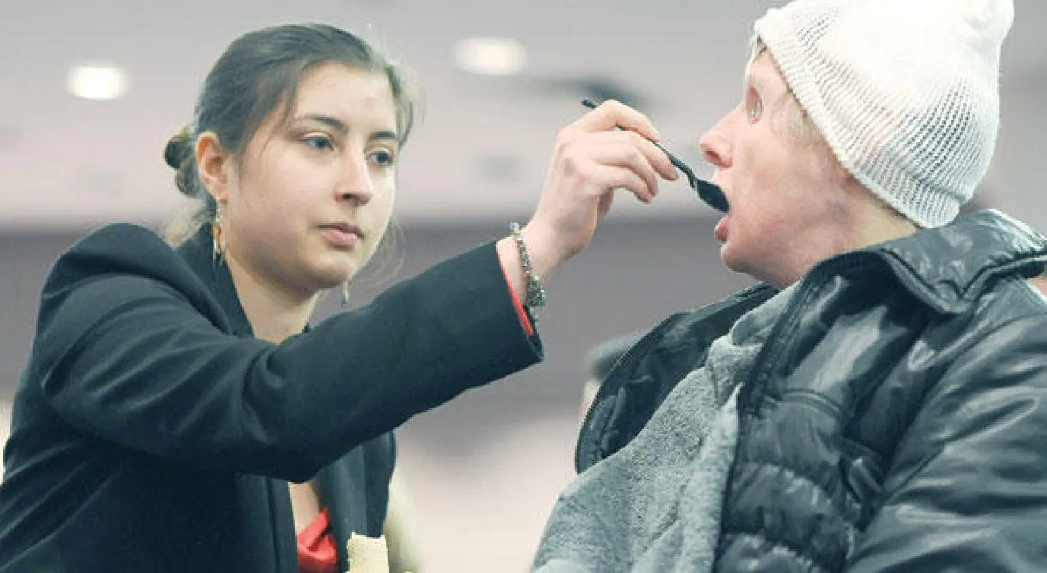 تشارلا ناش تتناول غذاءها بمساعدة ابنتها (أ.ب)