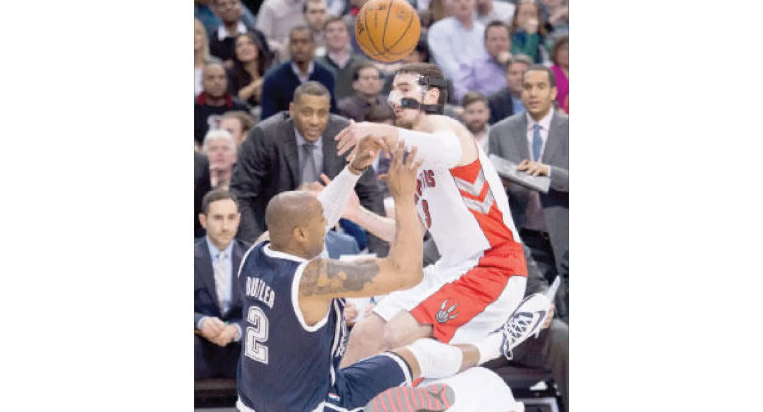 لاعبان من تورنتو وأوكلاهوما يصطدمان ببعضهما  خلال المواجهة التي جمعتهما في دوري السلة الأمريكي (أ.ف.ب)