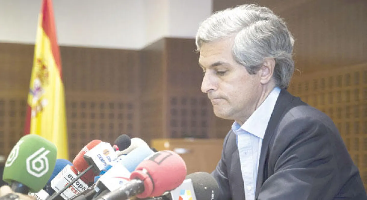 أدولفو سواريث الابن يتكلم في مؤتمر صحافي حول حالة والده الصحية الذي قد يتوفى خلال أيام (إ.ب.أ)