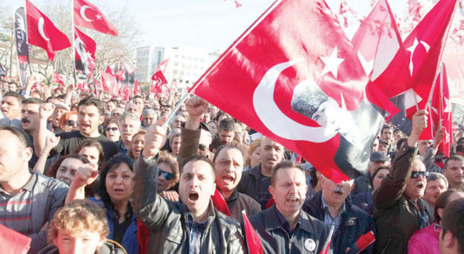 أنصار حزب العمال التركي المعارض في مظاهرة ضد سياسات حزب العدالة والتنمية الحاكم وزعيمه رئيس الوزراء رجب طيب إردوغان في إسطنبول أمس (رويترز)