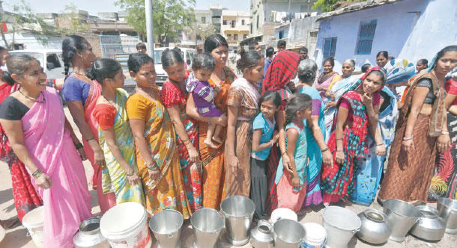 هنديات ينتظرن في طابور للحصول على ماء شرب مجاني من جمعية محلية في مدينة أحمد آباد الغربية أمس (رويترز)