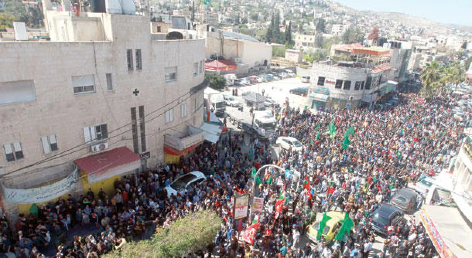 آلاف الفلسطينيين يشيعون جثامين القتلى الثلاثة ضحايا العملية الإسرائيلية في مخيم جنين أمس (أ.ف.ب)