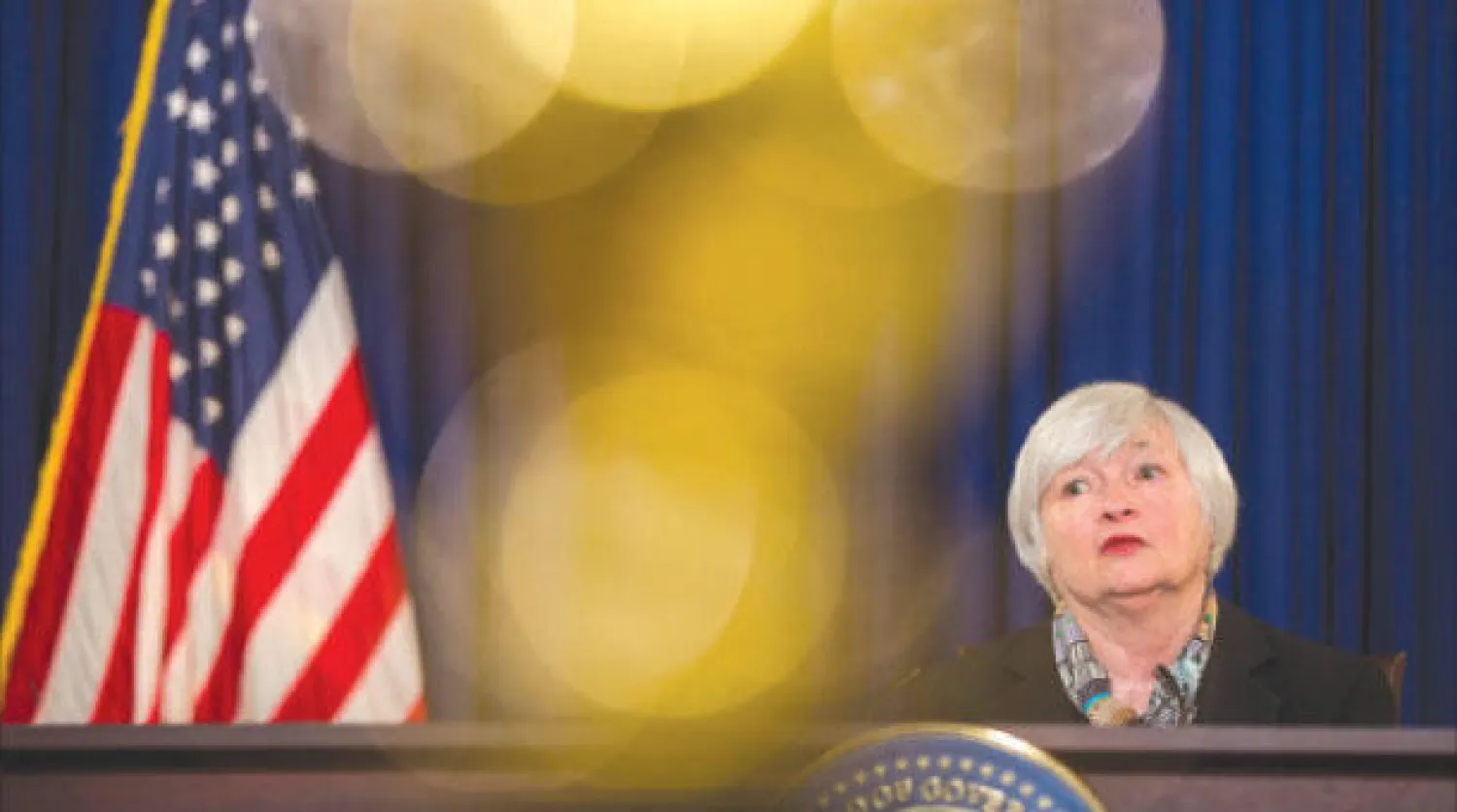 جانيت يلين خلال مؤتمرها الصحافي الأول في الاحتياطي الفيدرالي بواشنطن الذي تحدثت خلاله عن سياسة الفائدة الفترة المقبلة (إ.ب.أ)