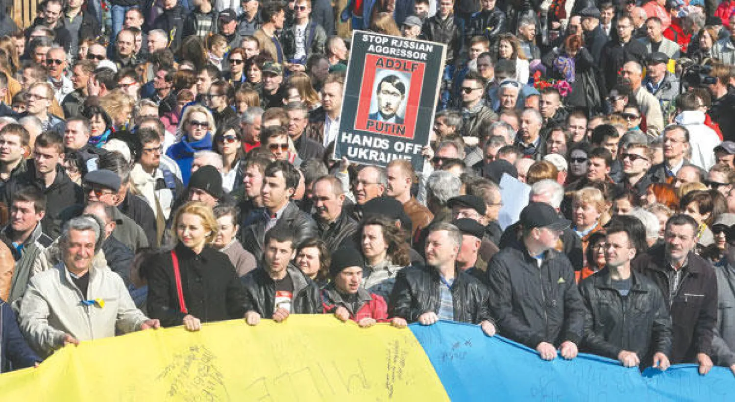 مظاهرة من أجل وحدة أوكرانيا في ساحة الميدان أمس التي شهدت الاحتجاجات على الرئيس المخلوع فيكتور يانوكوفيتش في كييف (إ.ب.أ)