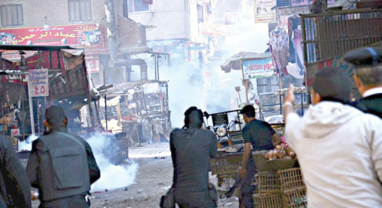 ناشطون لبنانيون يحملون لافتات خلال مظاهرة تطالب بإنهاء التوتر في طرابلس أمس (رويترز)