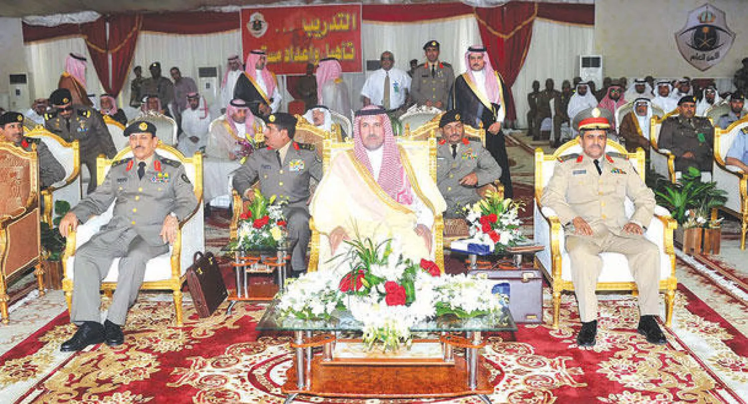 الأمير فيصل بن سلمان لدى رعاية حفل تخرج طلاب الدورات التأهيلية العسكرية في المدينة المنورة أمس (واس)