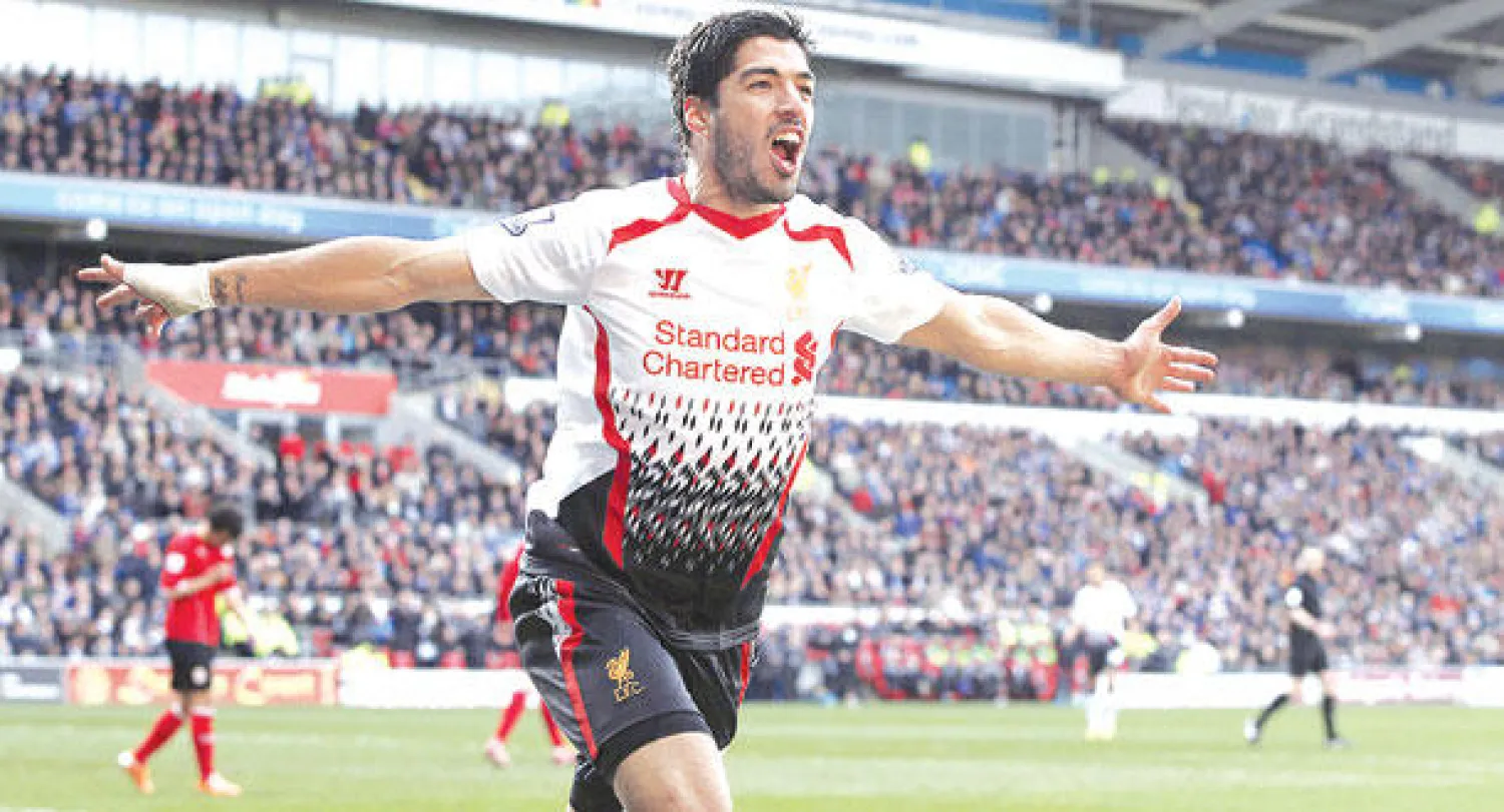 سواريز يحتفل بأحد أهدافه في شباك كارديف سيتي (أ.ف.ب)