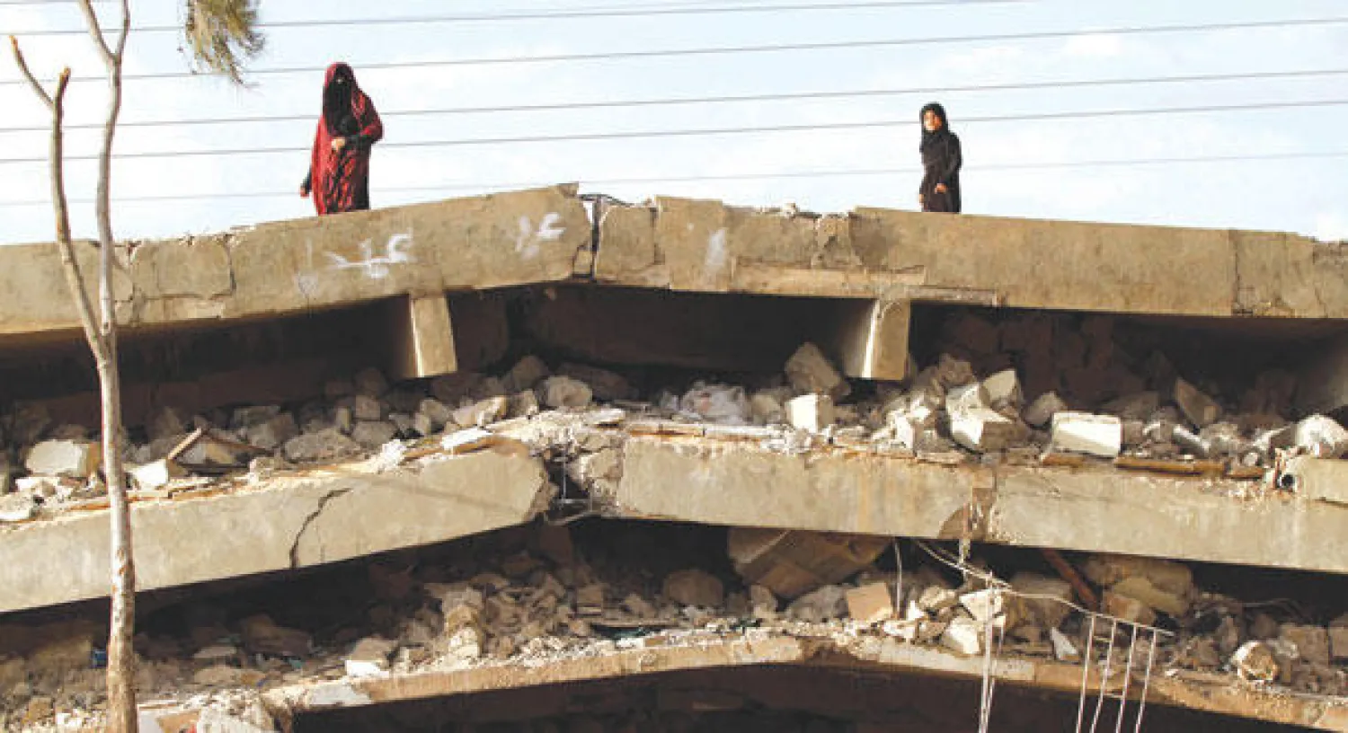 مشهد من الدمار الذي لحق بإحدى المدارس التي جرى قصفها بواسطة قوات الحوثيين في منطقة حمدان (رويترز)