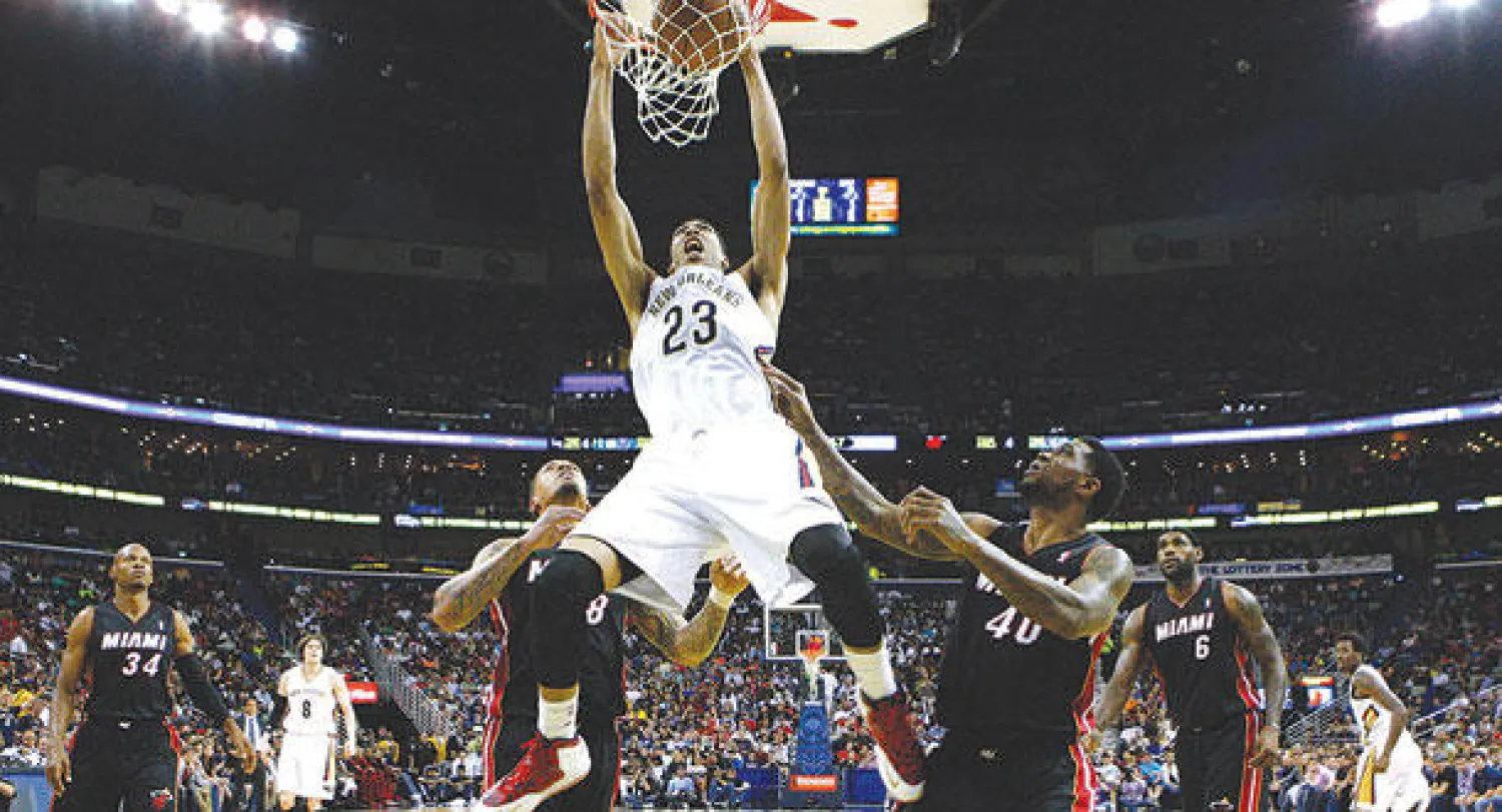 أنطوني ديفيس من نيو أورليانز يسجل في سلة ميامي (أ.ف.ب)