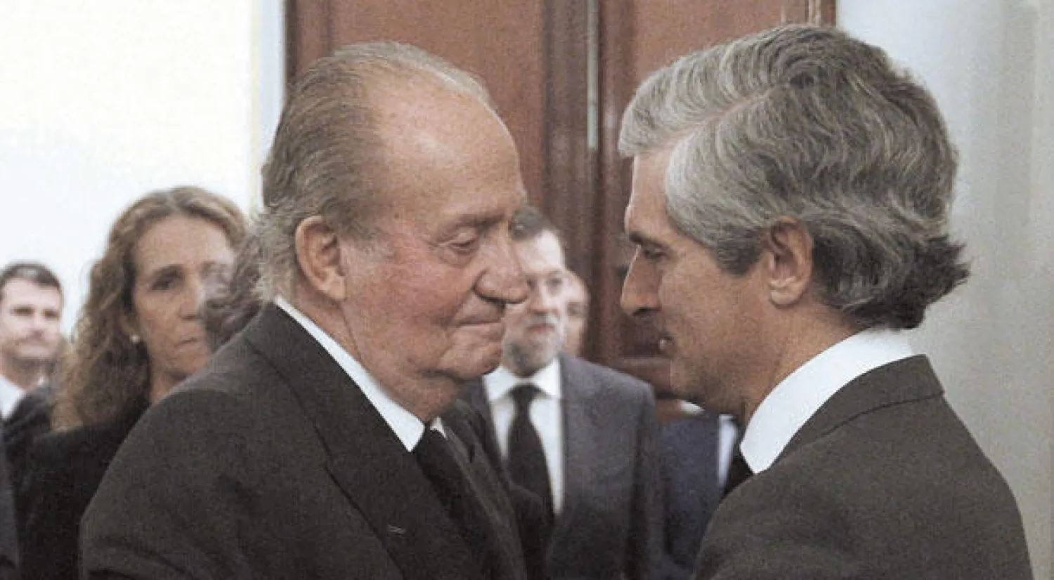 العاهل الإسباني خوان كارلوس يعزي الينا نجل رئيس الوزراء الأسبق أدولفو سواريث أمس (رويترز)