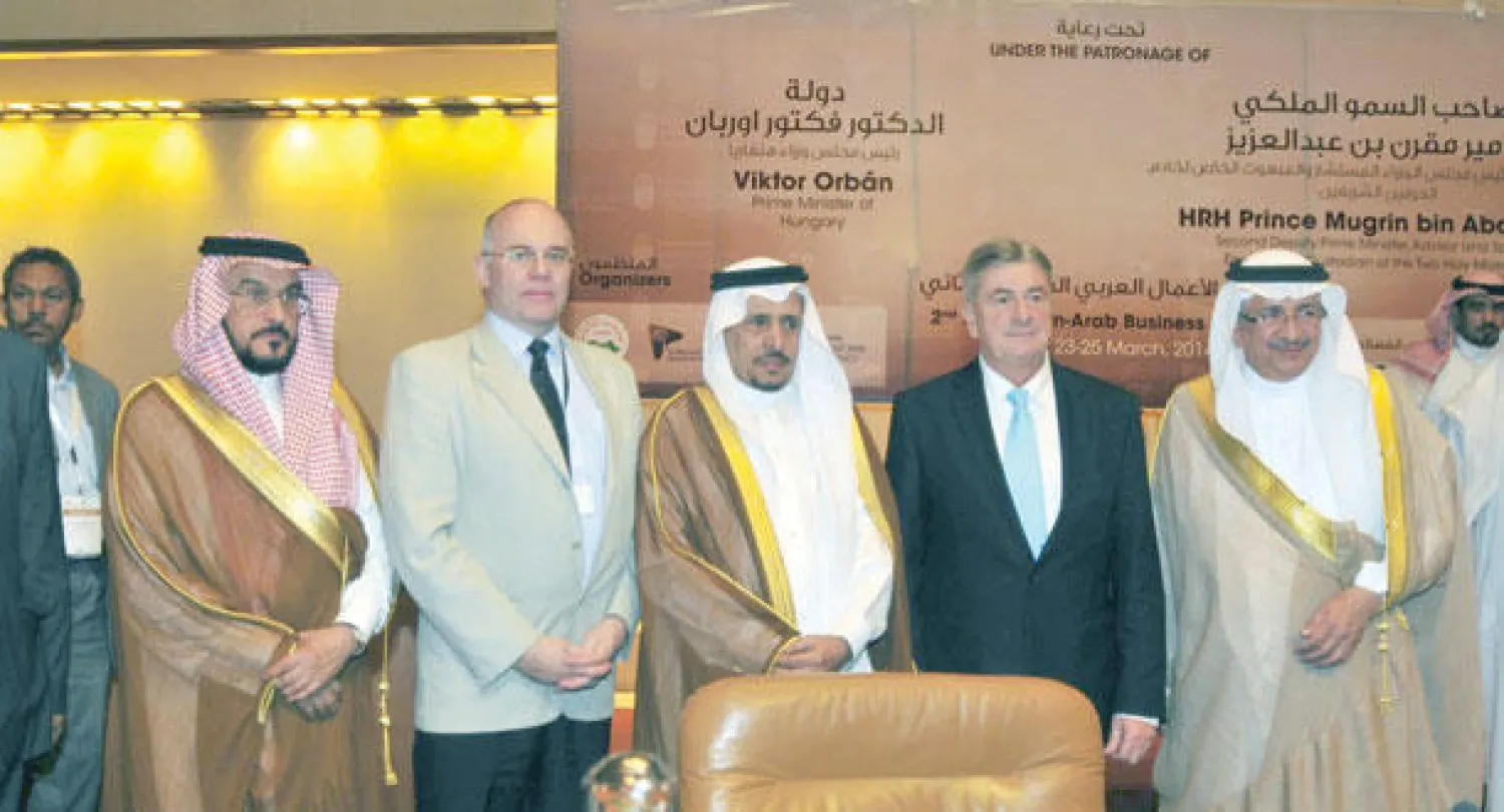 رئيس هيئة الاستثمار في السعودية ونظيره في النرويج ورئيس مجلس الغرف السعودية والسفير المجري في الرياض ونائب رئيس مجلس الغرف السعودية في ختام أعمال المنتدى في الرياض أمس («الشرق الأوسط»)