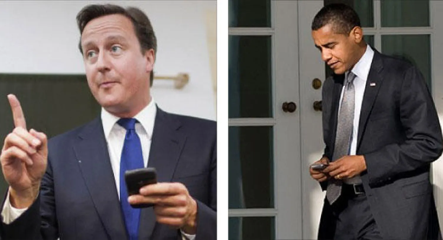 الرئيس الأميركي باراك أوباما ورئيس الوزراء البريطاني ديفيد كاميرون من مناصري هواتف «بلاك بيري»