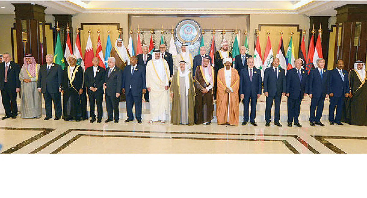 صورة جماعية للمشاركين في القمة العربية قبل انطلاق اعمالها في الكويت أمس  (إ.ب.أ)