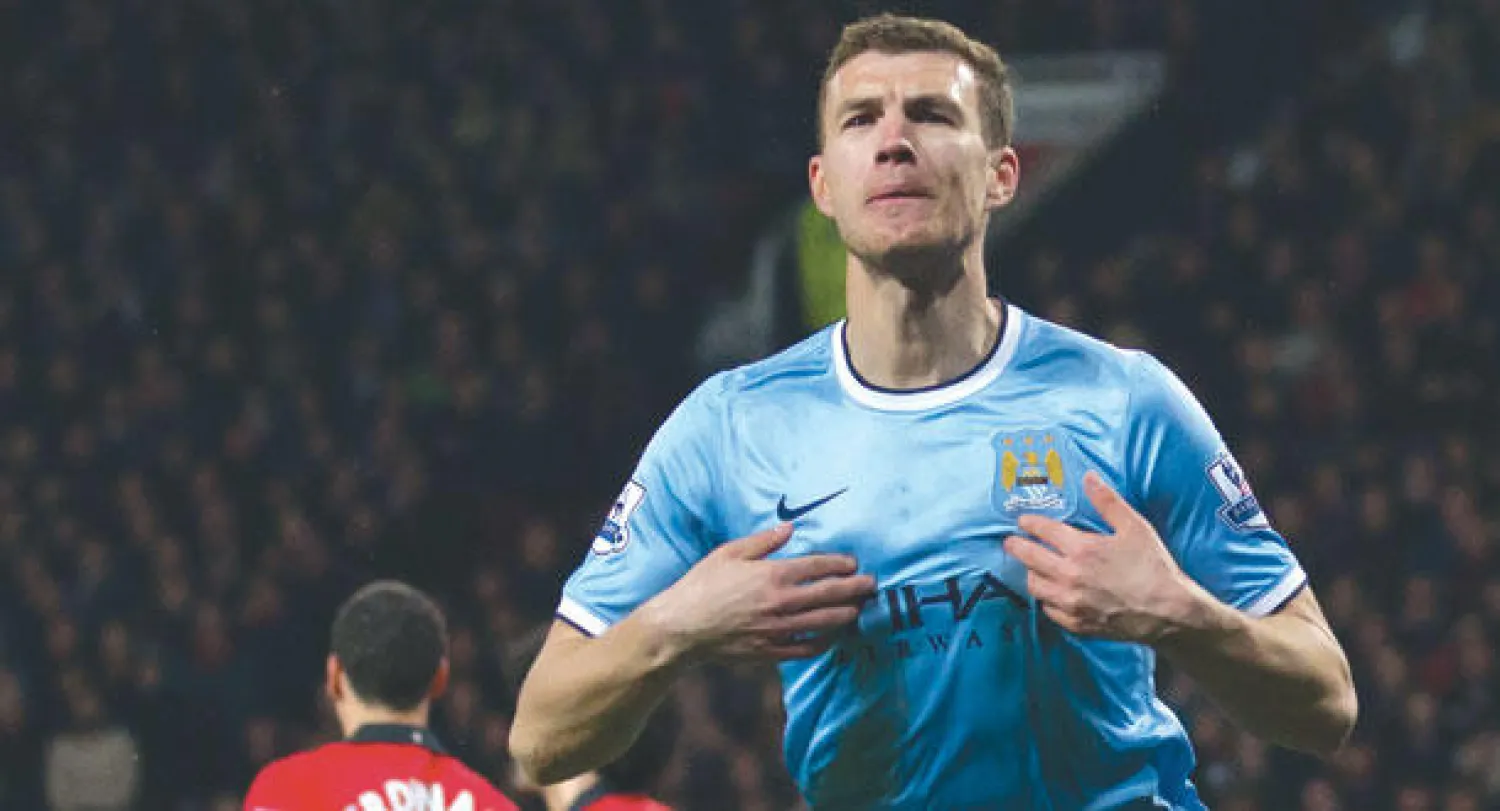 دزيكو نجم سيتي يحتفل بهدفيه في مرمى يونايتد (أ.ب)