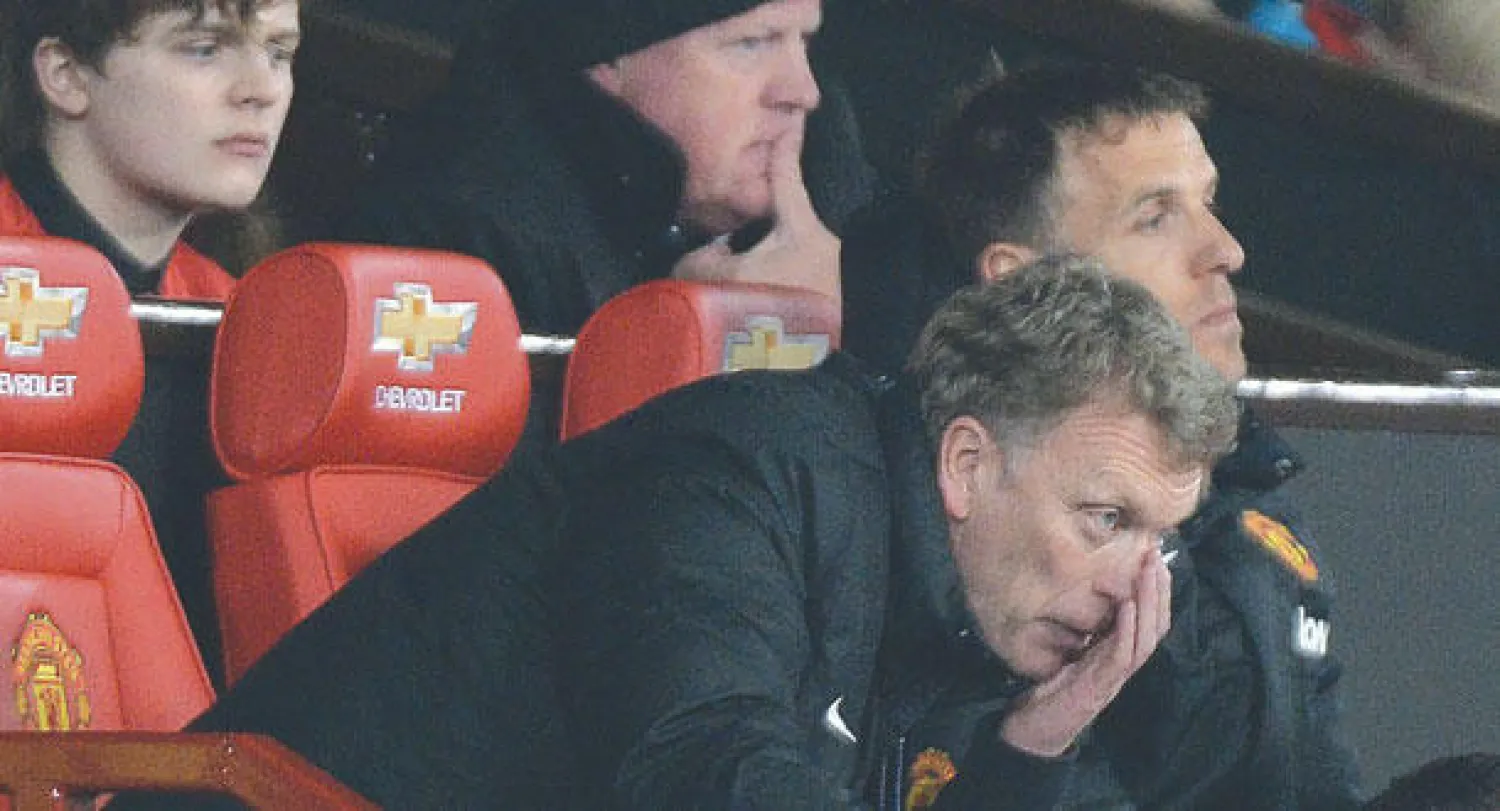 مويز مدرب يونايتد منكس الرأس وهو يشاهد فريقه يتعرض لخسارة جديدة وسط غضب الجماهير (إ.ب.أ)