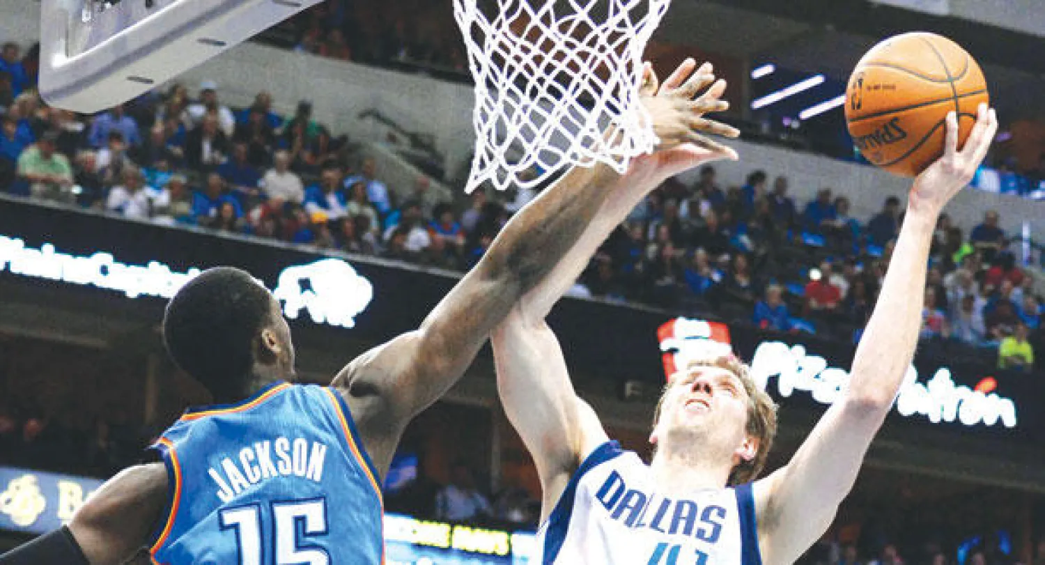 الألماني نوفوتسكي يحاول التسجيل وسط مضايقة ريجي جاكسون لاعب أوكلاهوما (إ.ب.أ)