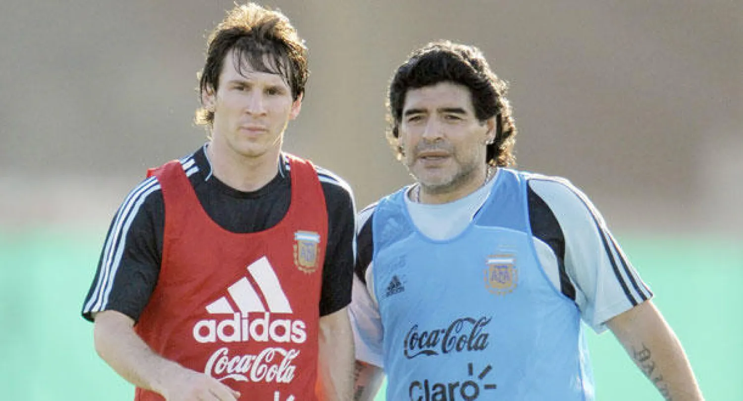 مارادونا وإلى جانبه ميسي إبان تدريب الأول لمنتخب الأرجنتين