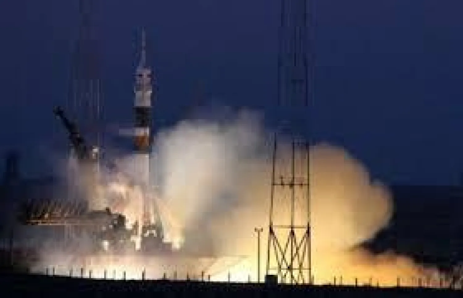 طاقم روسي - أميركي ينطلق إلى الفضاء تاركا الخلافات السياسية على الأرض