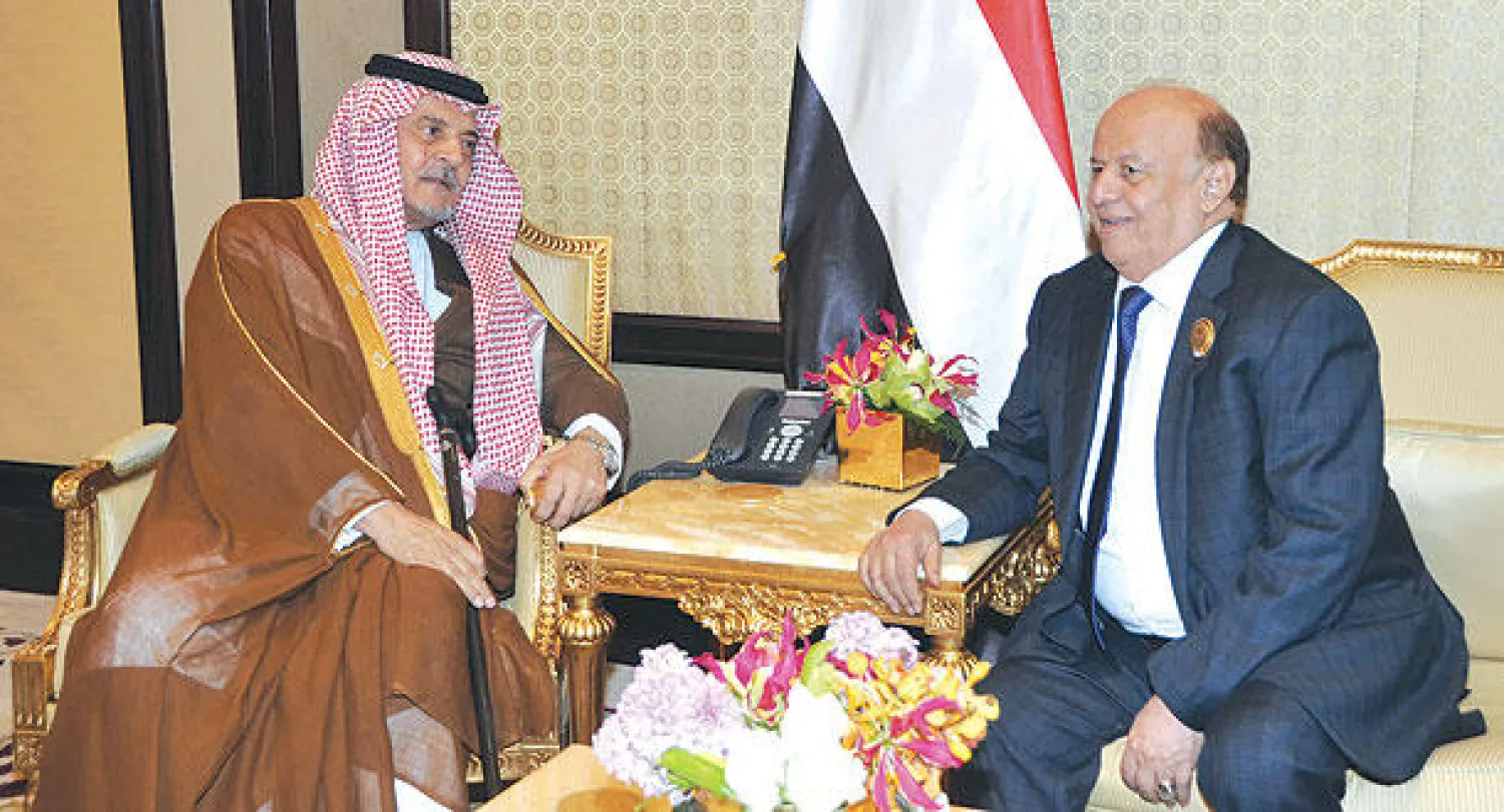 الأمير سعود الفيصل وزير الخارجية السعودي خلال لقائه الرئيس اليمني  في العاصمة الكويتية أمس قبل اختتام أعمال القمة العربية التي عقدت في الكويت (واس)