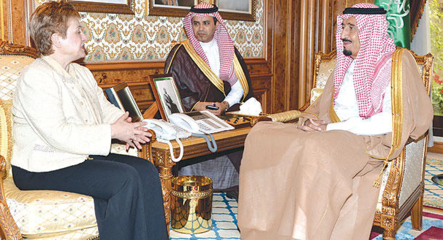 الأمير سلمان بن عبد العزيز لدى لقائه عضو المفوضية الأوروبية  لشؤون المساعدات الإنسانية والأزمات في الرياض أمس (واس)