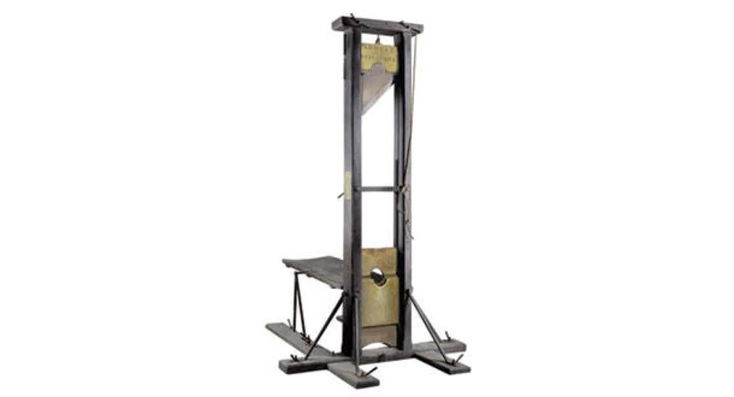 المقصلة المقصودة التي يبلغ ارتفاعها ثلاثة أمتار، لم تستخدم في إعدام الملك لويس السادس عشر ولا الملكة ماري أنطوانيت ولا أي من النبلاء ولهذا السبب لم يسع أي متحف فرنسي لاقتنائها