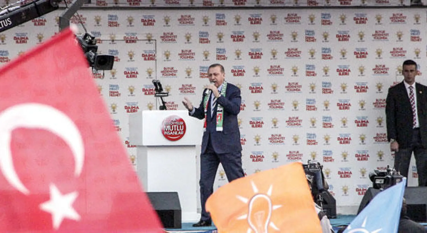 رجب طيب إردوغان رئيس الحكومة التركية يتحدث عن تسريب التسجيل الأمني على «يوتيوب» خلال تجمع انتخابي لحزبه في ديار بكر جنوب تركيا (أ.ف.ب)