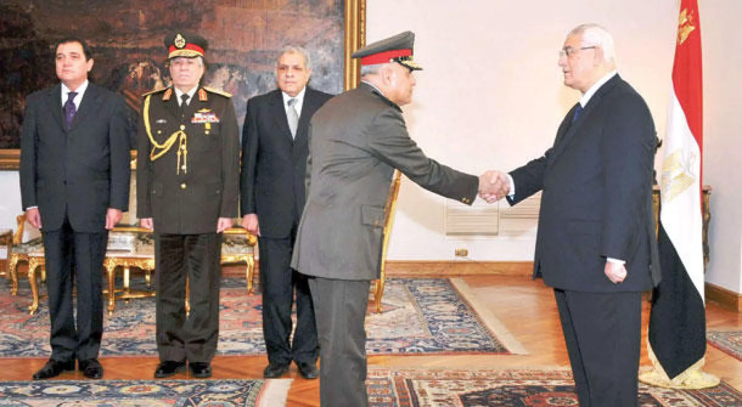 الرئيس المصري عدلي منصور يصافح الفريق أول صدقي صبحي عقب آدائه القسم كوزير للدفاع أمس (أ.ب)