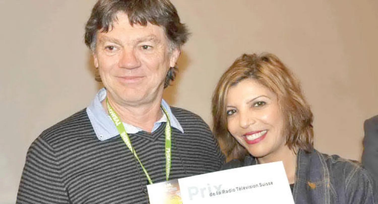 الممثلة المغربية لطيفة أحرار عضو لجنة التحكيم تسلم جائزة أفضل فيلم فرنسي للمخرج إيريك مونتشود عن فيلم «وعاء صغير من أناتول» («الشرق الأوسط»)