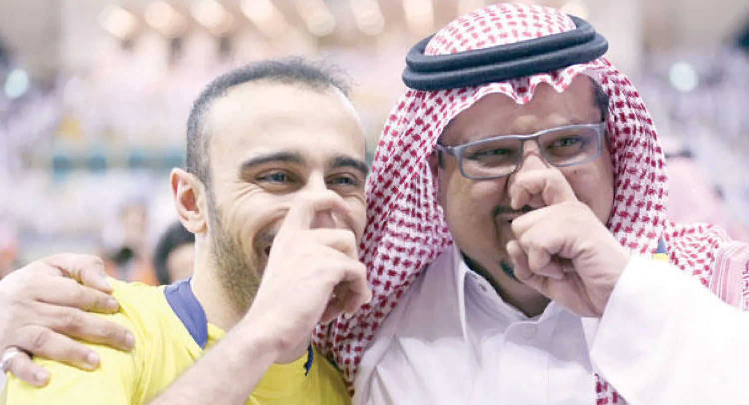 الأمير فيصل بن تركي محتفلا مع المهاجم محمد السهلاوي