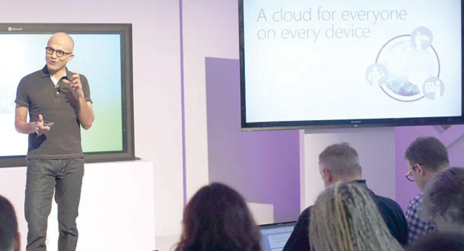 ساتيا ناديلا الرئيس التنفيذي لشركة مايكروسوفت خلال إعلان طرح حزمة أوفيس لأجهزة آيباد (رويترز)