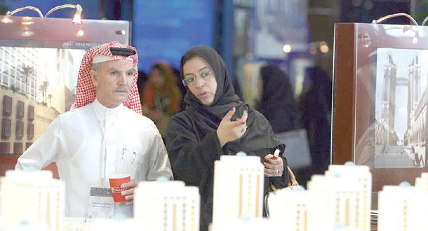 زوار معرض عقاري يستعرضون مشروع وحدات سكنية في الرياض («الشرق الأوسط»)