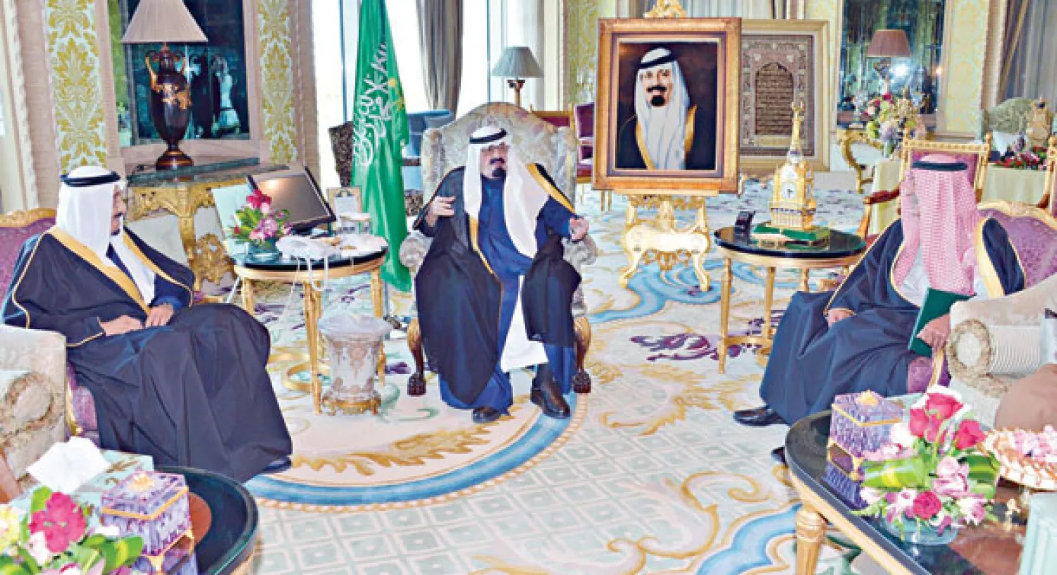 خادم الحرمين الشريفين وولي عهده والأمير مقرن بن عبد العزيز بعد أدائه القسم نائبا ثانيا لرئيس مجلس الوزراء السعودي في الثاني من فبراير من العام الماضي («الشرق الأوسط»)