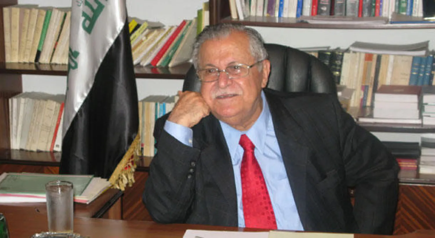 صورة أرشيفية للرئيس العراقي جلال طالباني ببغداد («الشرق الأوسط»)