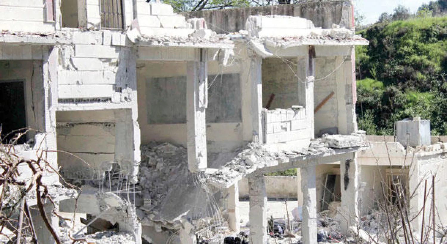 مبان دمرتها قوات النظام السوري بمدينة كسب أمس (رويترز)