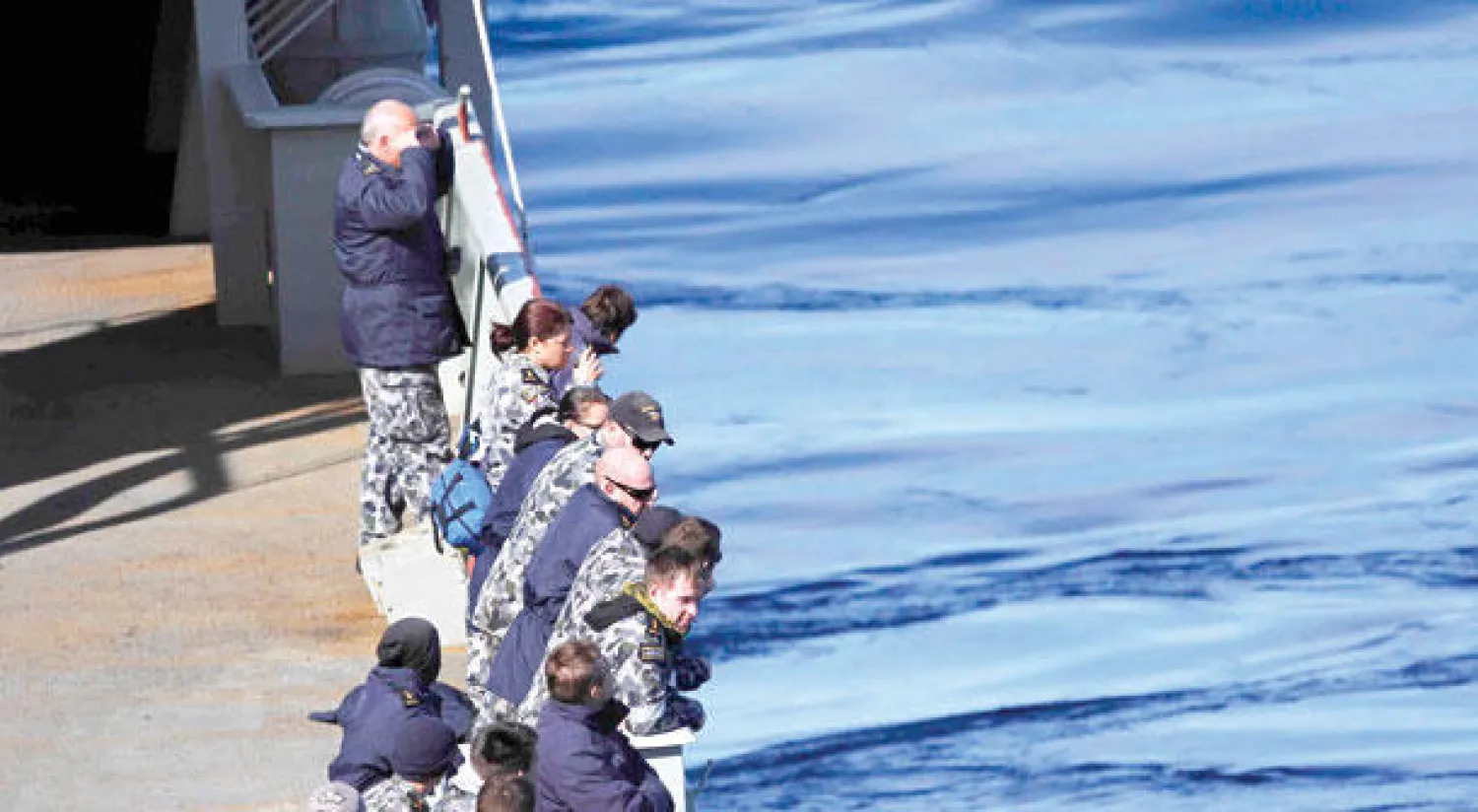 صورة وزعتها وزارة الدفاع الأسترالية تظهر طاقم سفينة يبحثون عن حطام محتمل للطائرة المفقودة في جنوب المحيط الهندي (رويترز)