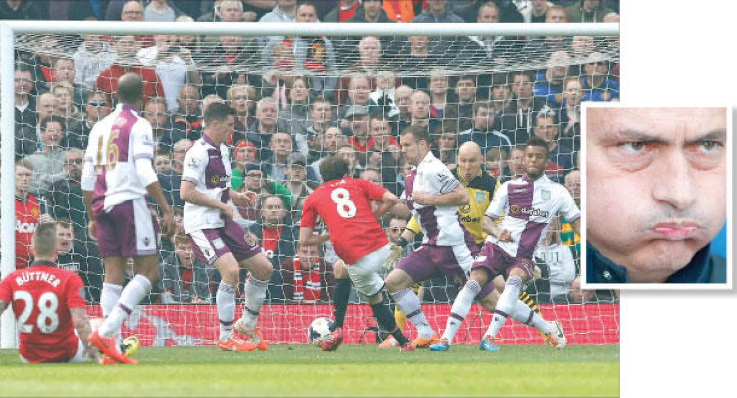 ماتا (رقم 8) يضيف الهدف الثالث ليونايتد وفي الاطار مورينهو بعد السقوط أمام كريستال بالاس (رويترز)