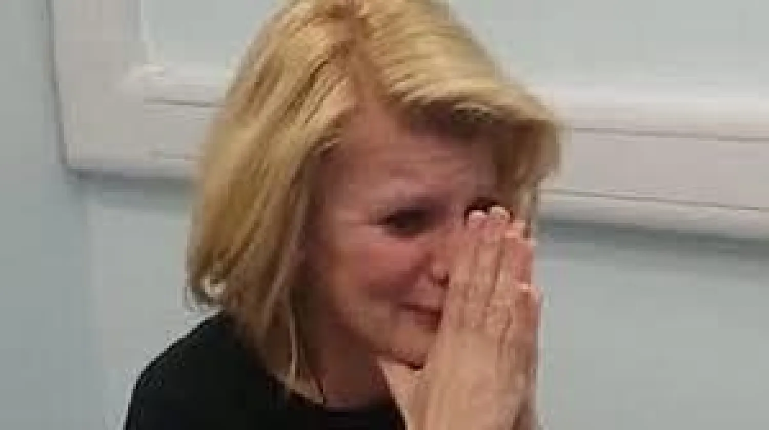 بعد 39 سنة.. امرأة بريطانية صماء تسمع لأول مرة