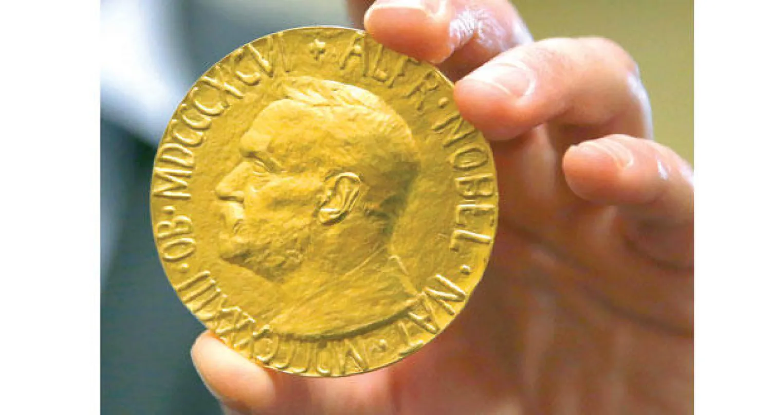 منحت الميدالية لكارلوس سافيدرا لاماس وزير خارجية الأرجنتين أنذاك (أ.ب)