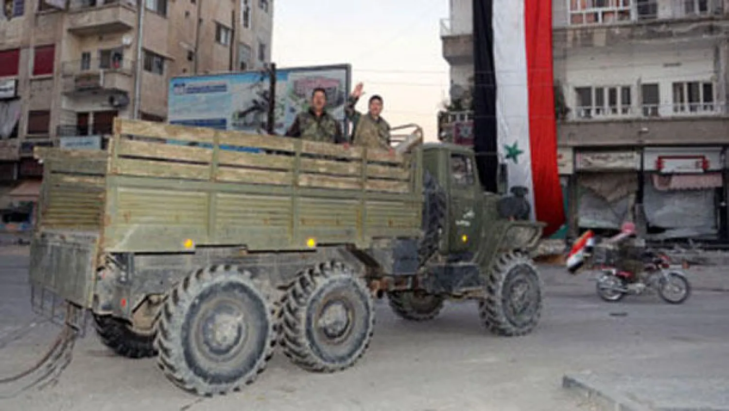 النظام يستعيد بلدتين في القلمون و«الائتلاف» يتهمه باستخدام «الغازات السامة» في حرستا