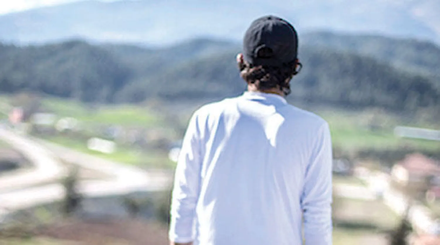 أحد الثوار السوريين في يايلاداغي على الحدود التركية مع كسب (تصوير: هانا لوسيندا سميث)