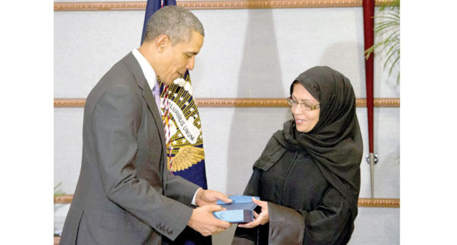 الرئيس أوباما لدى تسليمه د. مها منيف جائزة «أشجع امرأة» في الرياض أول من أمس (أ.ف.ب)