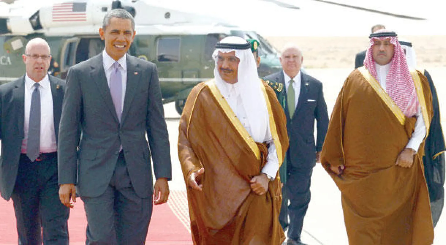 الأمير خالد بن بندر لدى توديعه الرئيس أوباما في الرياض أمس (واس)