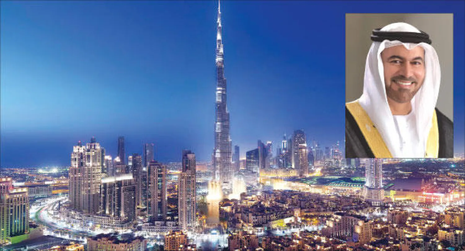 محمد القرقاوي رئيس مجلس إدارة شركة «دبي القابضة» و جانب من مدينة دبي («الشرق الأوسط»)