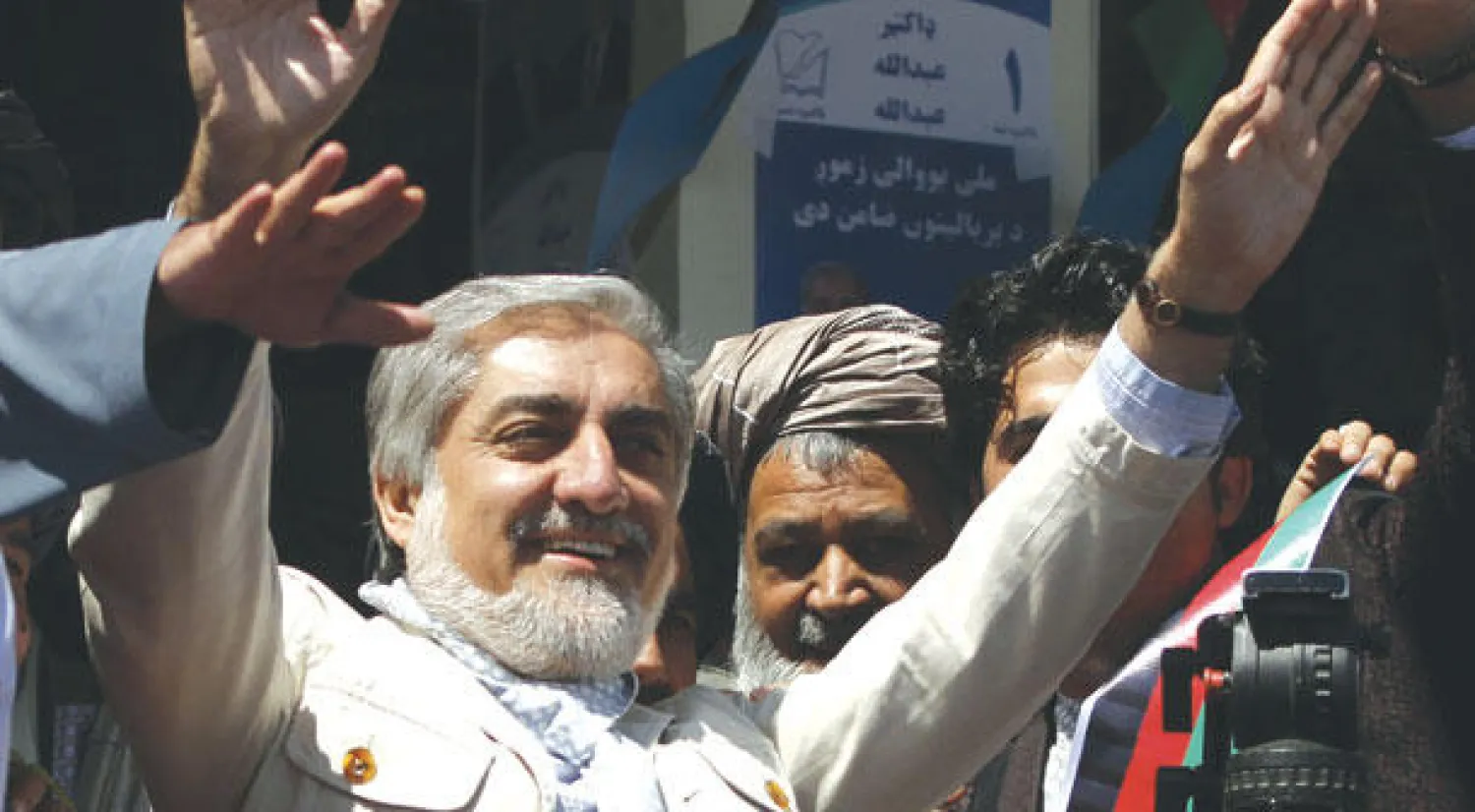 المرشح الرئاسي الأفغاني د. عبد الله عبد الله وزير الخارجية السابق خلال جولة انتخابية في قندهار أمس (أ.ف.ب)