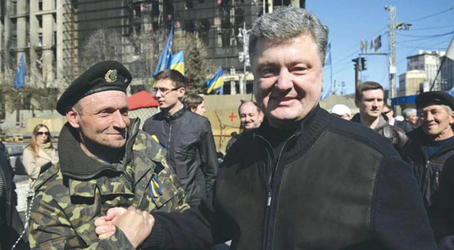 الملياردير بترو بوروشنكو بين مؤيديه في ميدان الاستقلال بالعاصمة كييف أمس (أ.ب)