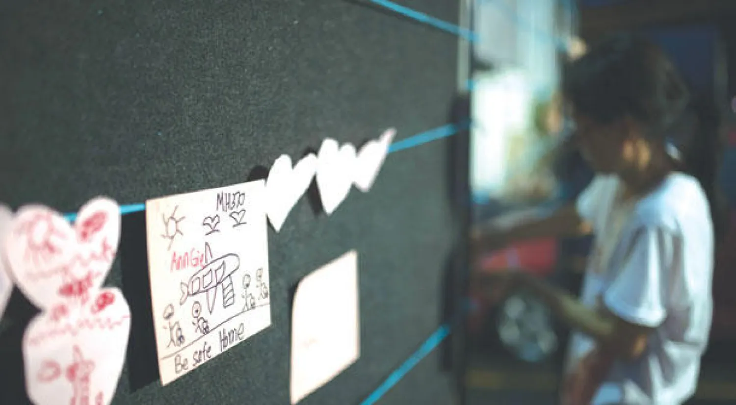 رسائل من عوائل ضحايا الطائرة الماليزية المفقودة في العاصمة كوالالمبور، أمس (إ.ب.أ)