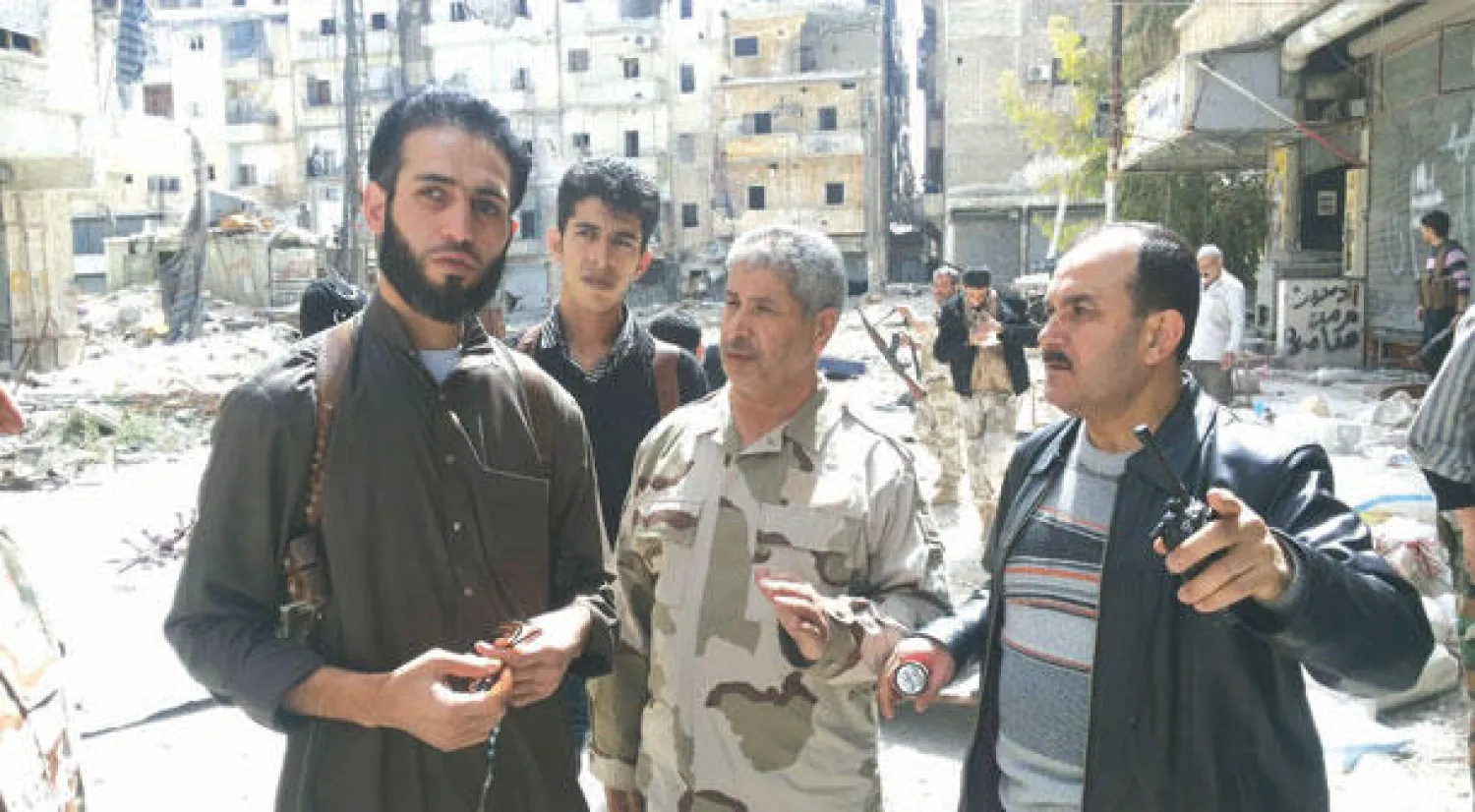 رئيس أركان الجيش السوري الحر العميد عبد الإله البشير خلال جولة تفقدية لبعض الكتائب المقاتلة في حلب أمس ضمن خطته لزيادة التواصل والتنسيق بين الداخل والخارج («الشرق الأوسط»)