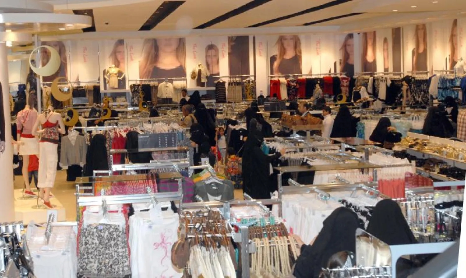 السعودية تواصل خطواتها لتوظيف السيدات عبر سياسة تأنيت محال الملابس النسائية («الشرق الأوسط»)