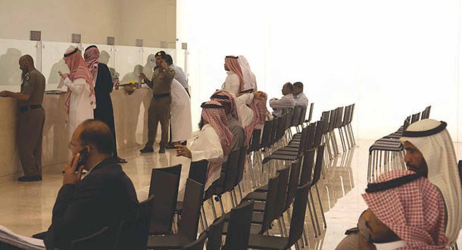 مراجعون يستفسرون عن الدعاوى والأحكام في المحكمة الجزائية في الرياض (تصوير: عبد الله الشيخي)