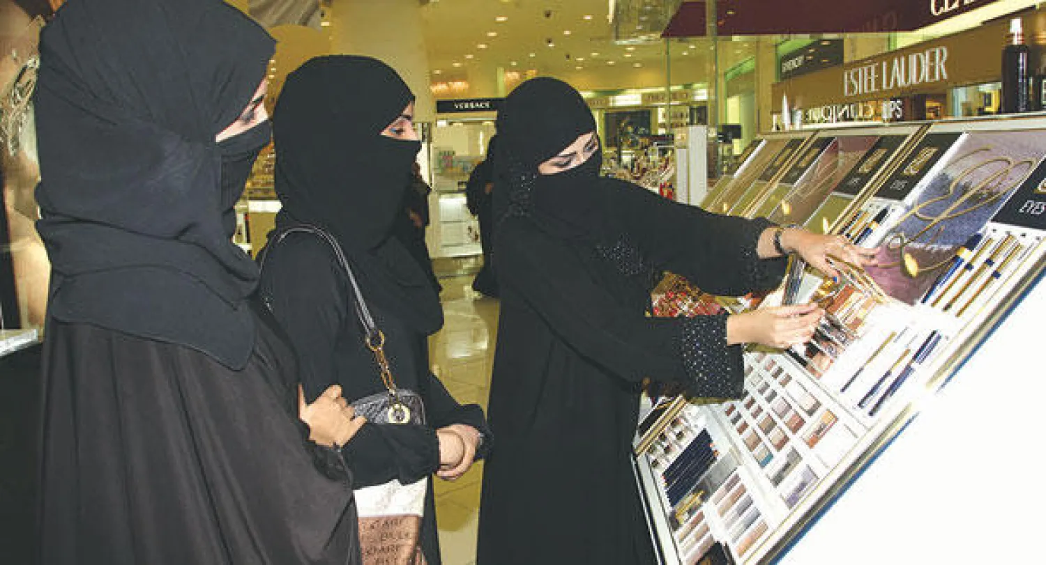 فتحت مرحلتا تأنيث المتاجر النسائية العام الماضي الكثير من فرص العمل للفتيات («الشرق الأوسط»)